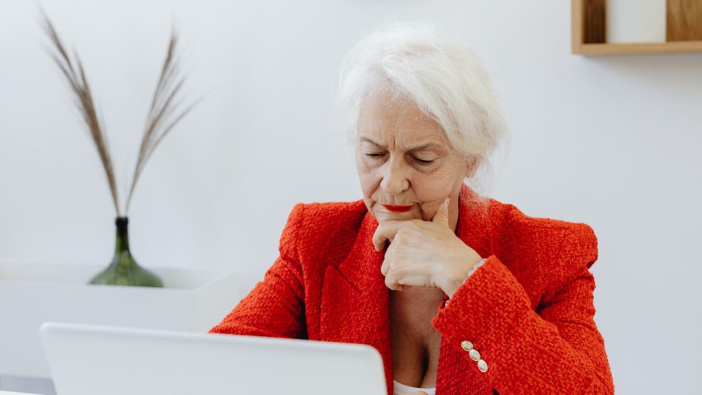 Egilia (91) gaat voor het eerst naar school: 'Voel me helemaal op mijn plek hier'