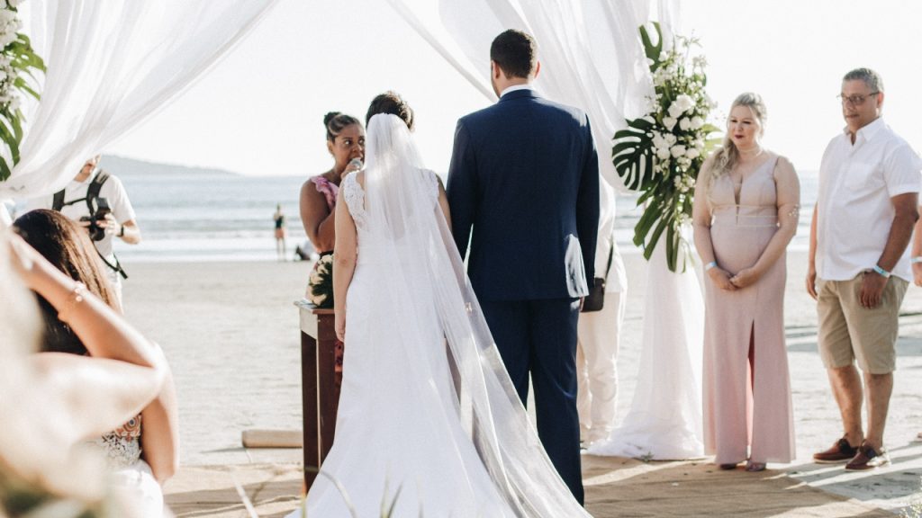 Trouwambtenaar (72) moet binnenkort noodgedwongen stoppen: 'Pure leeftijdsdiscriminatie'