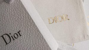Thumbnail voor TikTok stomverbaasd over inhoud Dior adventskalender van $3500: 'De deksel van een kaars?'