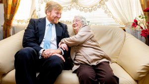 Thumbnail voor Woonwagenbewoner Annie (89) overrompeld door verrassingsbezoek koning Willem-Alexander