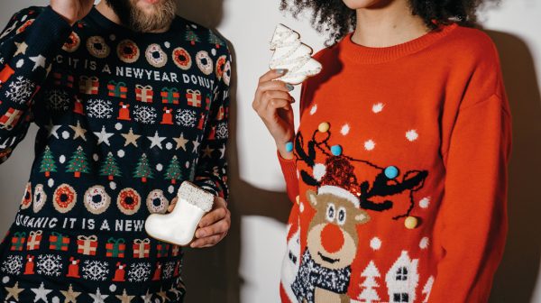 Vandaag is het foute kersttruien dag (en deze sterren doen mee)