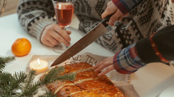 Scoor je mee op 't kerstdiner: de trending TikTok kaars gemaakt van boter