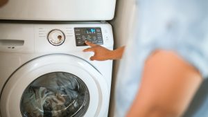 Thumbnail voor Tot tweederde, een hand erboven of toch iets anders: hoe vol moet je wasmachine nou écht?