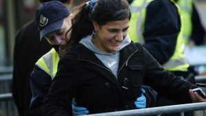 Thumbnail voor Arie's dochter (13) werd door politie gefouilleerd op school: ‘Ze voelt zich aangerand’