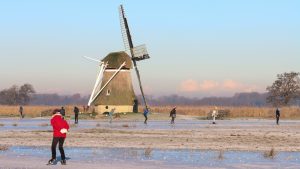 Thumbnail voor Schaatsers zakken massaal door het ijs, schaatsbond raadt schaatsen op open water af