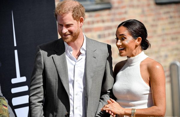 Harry en Meghan uitgenodigd voor kroning Charles'