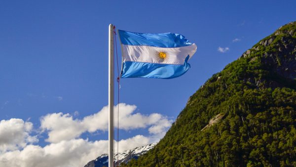 Argentijnse voetbalfan (83) steelt harten met zijn 'geluksstoeltje'