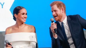 Thumbnail voor 'Harry en Meghan zijn uit op familieberaad na release documentaire'