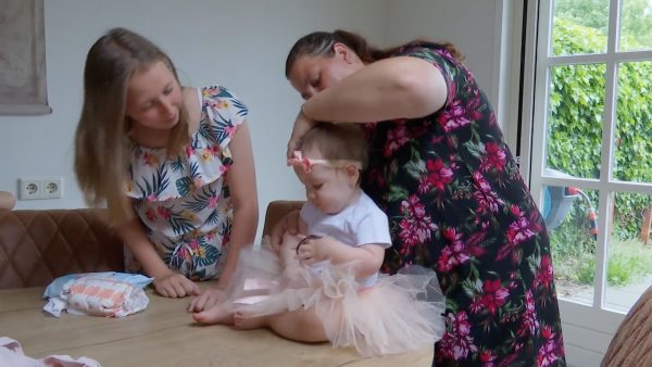 'Een Huis Vol'-Janneke emotioneel door eerste verjaardag baby Johni