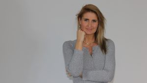 Thumbnail voor Diesna (38) laat haar borstimplantaten verwijderen: 'Het zijn tikkende tijdbommen'