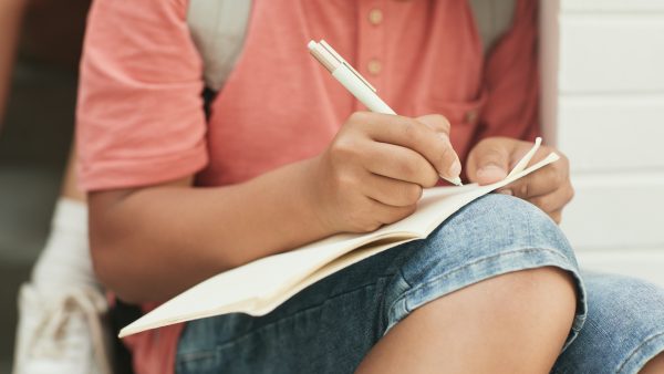 Teuntje (12) schrijft kwetsbare brief aan de jongen die haar pest: 'Ik wil dat het stopt'