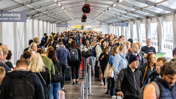 schiphol-beperkt-reizigersaantal-richting-meivakantie-met-5-procent