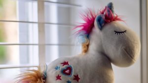 Thumbnail voor Te schattig: Madeline (6) uit Los Angeles mag van gemeente eenhoorn in de tuin houden