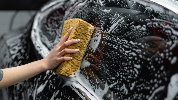 Dit is waarom je zo snel mogelijk het strooizout van je auto moet wassen