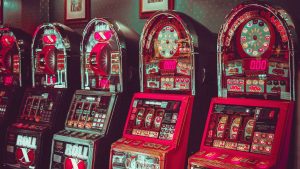 Thumbnail voor Goed gegokt: man (65) wint 2,6 miljoen bij speelautomaat Holland Casino