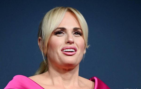 Rebel Wilson laat dochtertje kennismaken met Kerstman: 'Eerste kerst met familie'