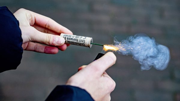 Vuurwerk onder rijdende auto geworpen, voertuig brandt volkomen uit