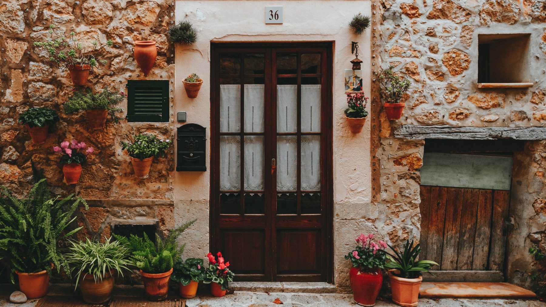Spaans dorp lokt nieuwe inwoners met pikante kalender: 'Groot succes'