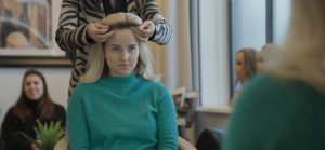 Thumbnail voor Emma heeft alopecia en shopt voor een haarwerk in 'Au Pairs': 'Zo klaar met die pet'