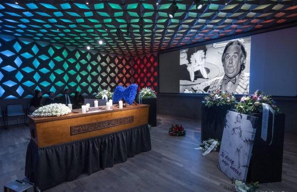 Honderden mensen nemen afscheid van Han Peekel: 'In alle rust en op een respectvolle manier'