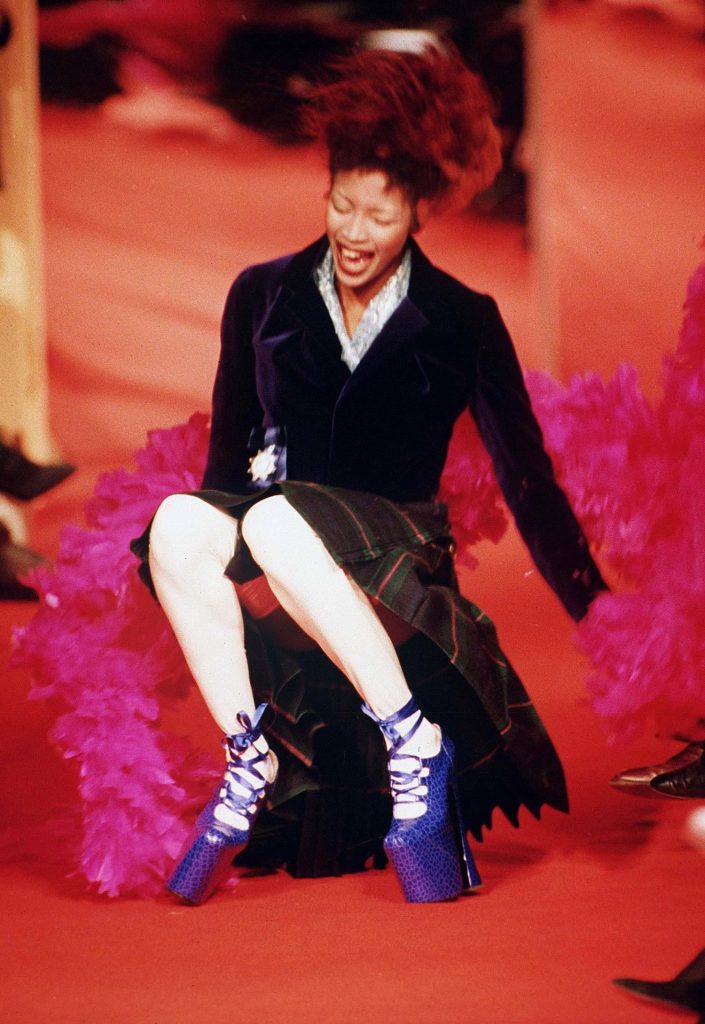 Noami Campbell valt op de catwalk van Vivienne Westwood