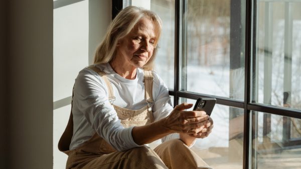 Jasmijn (68) mocht het zwembadkluisje van een vriend gebruiken: 'Krijg ik een Tikkie van 20 cent'