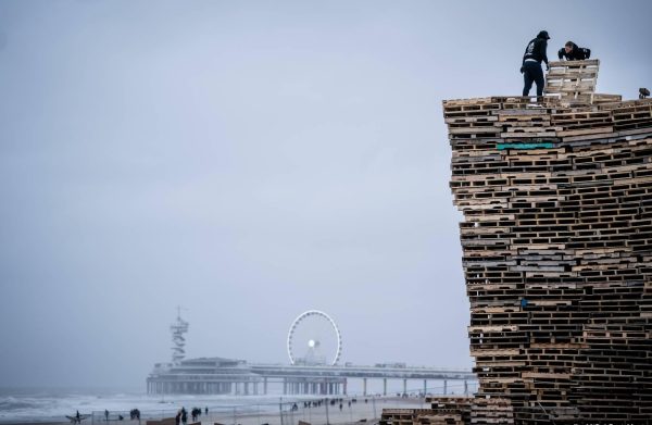 Vreugdevuren Scheveningen en Duindorp dag eerder ontstoken