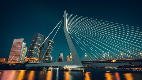 Racistische teksten te zien op Erasmusbrug tijdens jaarwisseling