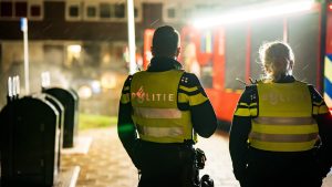 Thumbnail voor Agenten ingesloten door dertig jongeren en bekogeld met vuurwerk