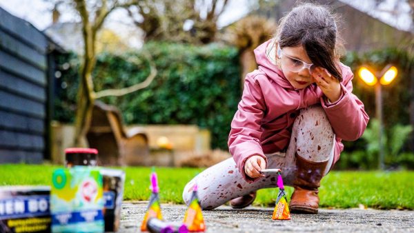 25 mensen aan oogletsels door vuurwerk: Oogziekenhuis verwijdert oog vuurwerkslachtoffer