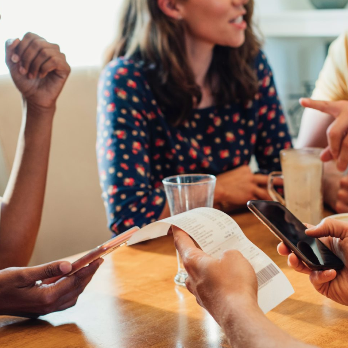 Waarom we niet met vrienden over geld praten (en er hele vriendschappen op stuk lopen)