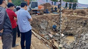 Thumbnail voor Honderden mensen gemobiliseerd om jongen (10) die in Vietnam in 35 meter diepe put viel te redden