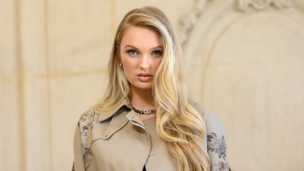 Ice ice baby: Romee Strijd staat in haar lingerie én snowboots in de sneeuw