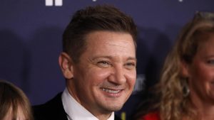 Thumbnail voor 'Avengers'-acteur Jeremy Renner liep inwendig borstletsel op bij sneeuwschuifongeluk