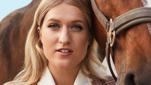 Britt Dekker geeft haar paard George bijzondere rol op bruiloft: 'Heel vet'