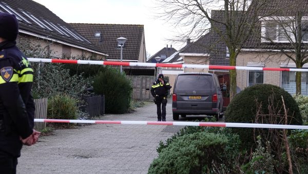 Dode man ligt dag met mes in rug in Hoornse tuin, mogelijk moord