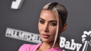 Thumbnail voor Kim Kardashian showt echte haar na bleken, verven en zonder extentions