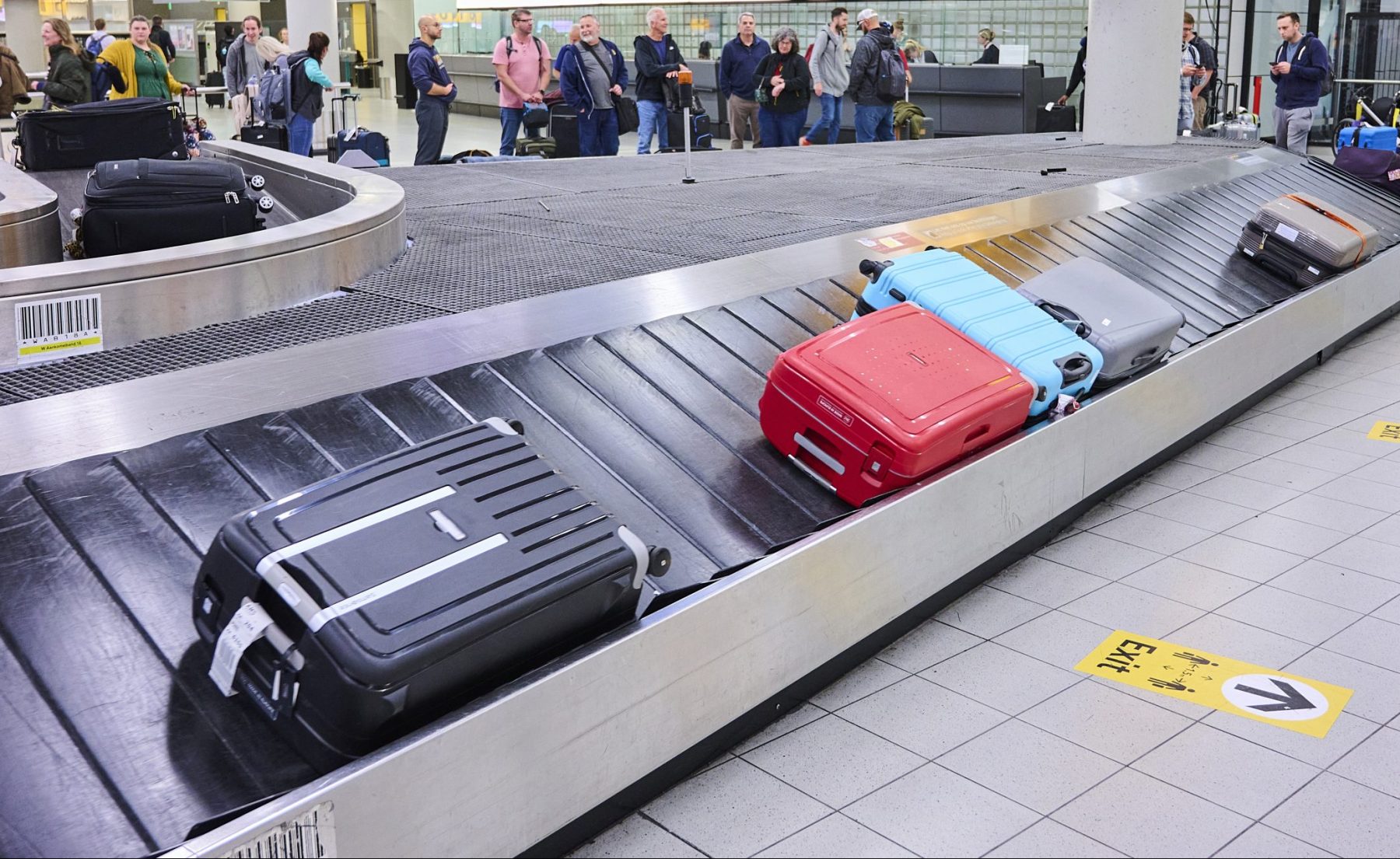 Reizigers ergeren zich dood aan kind dat losgaat op bagageband