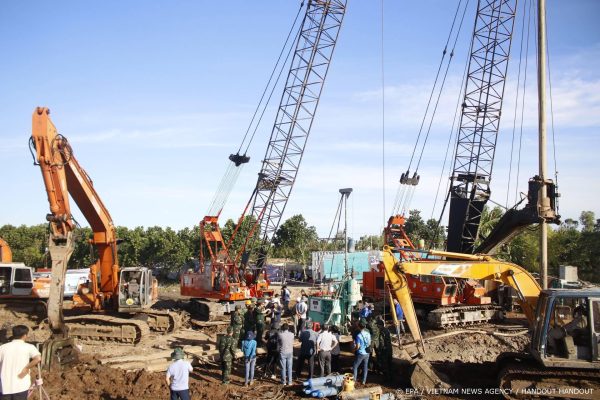 Vietnamese jongen (10) die beklemd zat in schacht is overleden