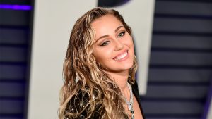 Thumbnail voor Grapjas als tweede naam: Miley Cyrus brengt nieuwe single uit op verjaardag van ex