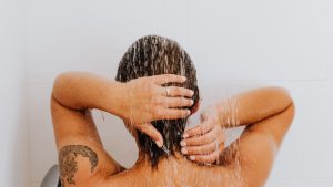 Thumbnail voor Je haar wassen als een pro? Zo kies (en gebruik) je jouw shampoo op de juiste wijze