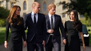 Thumbnail voor Prins Harry claimt dat nazipak op feestje een idee was van William en Kate