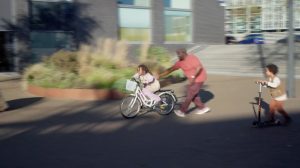 Thumbnail voor Seven Cudogham (7) leert fietsen in 'Een Huis Vol': 'Het voelt als vliegen én vrijheid'