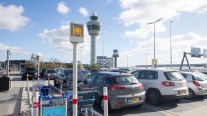 Thumbnail voor Man laat bestelwagen vol pakketjes met nog draaiende motor achter op Schiphol en pakt vliegtuig