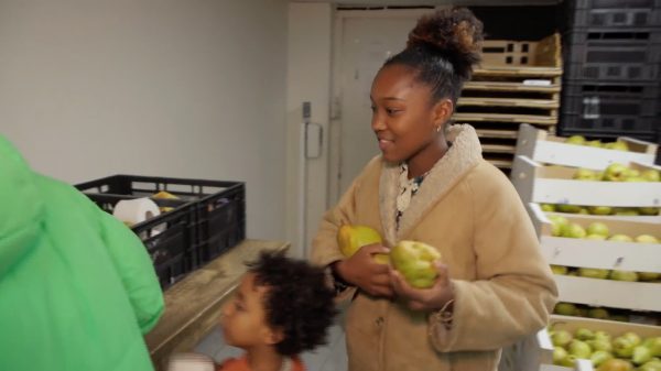 Familie Cudogham bezoekt de Voedselbank in 'Een Huis Vol': 'Belangrijk om te helpen'