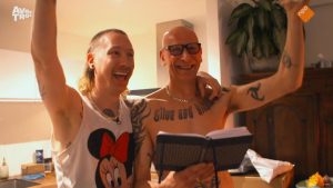 Thumbnail voor In 'Ik Vertrek' nemen Bert en Thomas naakt afscheid voor vertrek naar hun nudisten B&B in Spanje: 'Heel dapper'