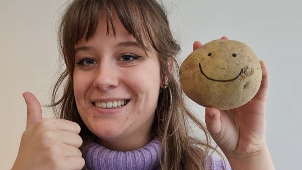 Eveline (23) verstuurt aardappels via de post: 'Veel leuker dan een standaard kaartje'