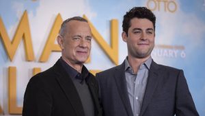 Thumbnail voor Tom Hanks speelt met zoon in film: 'Het is speciaal, ik heb zijn luiers nog verschoond'