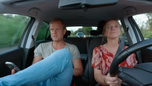 Thumbnail voor Martijn en Nicole uit 'MAFS' zijn op huwelijksreis, waar het gekibbel begint: 'Ze kan niet rijden'