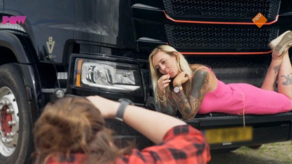 In 'Meiden die Rijden' gaat Jessica op de foto voor Lady Truckers-kalender